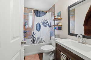 Full bath with vanity and shower / tub combo