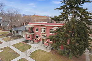 View of front of home with a front yard, stucco siding, and a mountain view