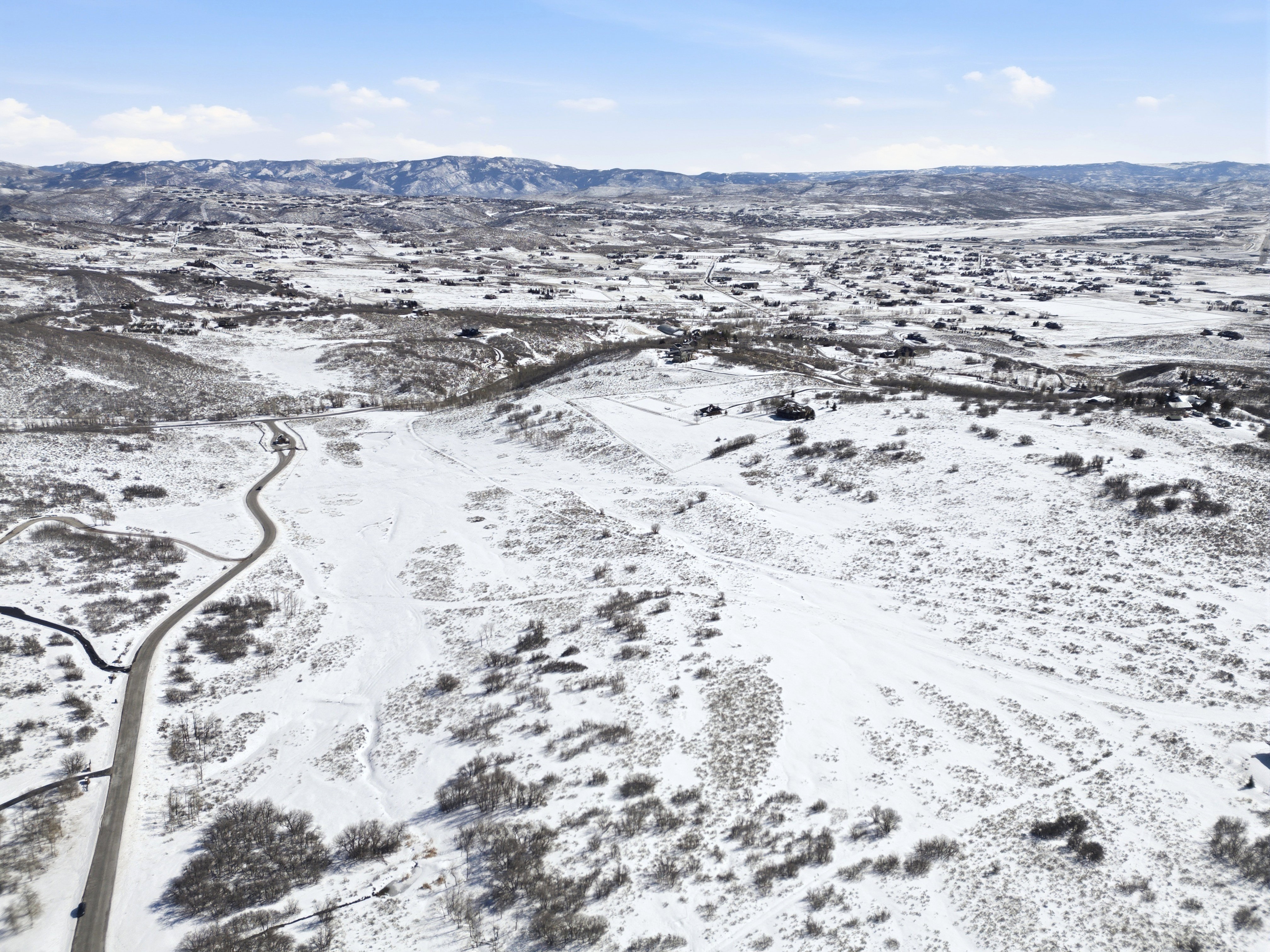 Snowy aerial view featuring a mountain view