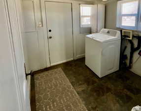 Laundry room with washer / clothes dryer
