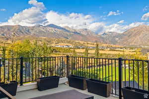 Balcony featuring a mountain view