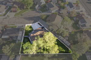 Aerial view of residential area featuring property parcel outlined