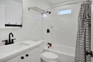 casita Full bathroom featuring shower / tub combo