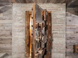 Detailed view of wood walls