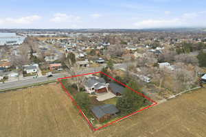 Aerial view of residential area featuring property parcel outlined
