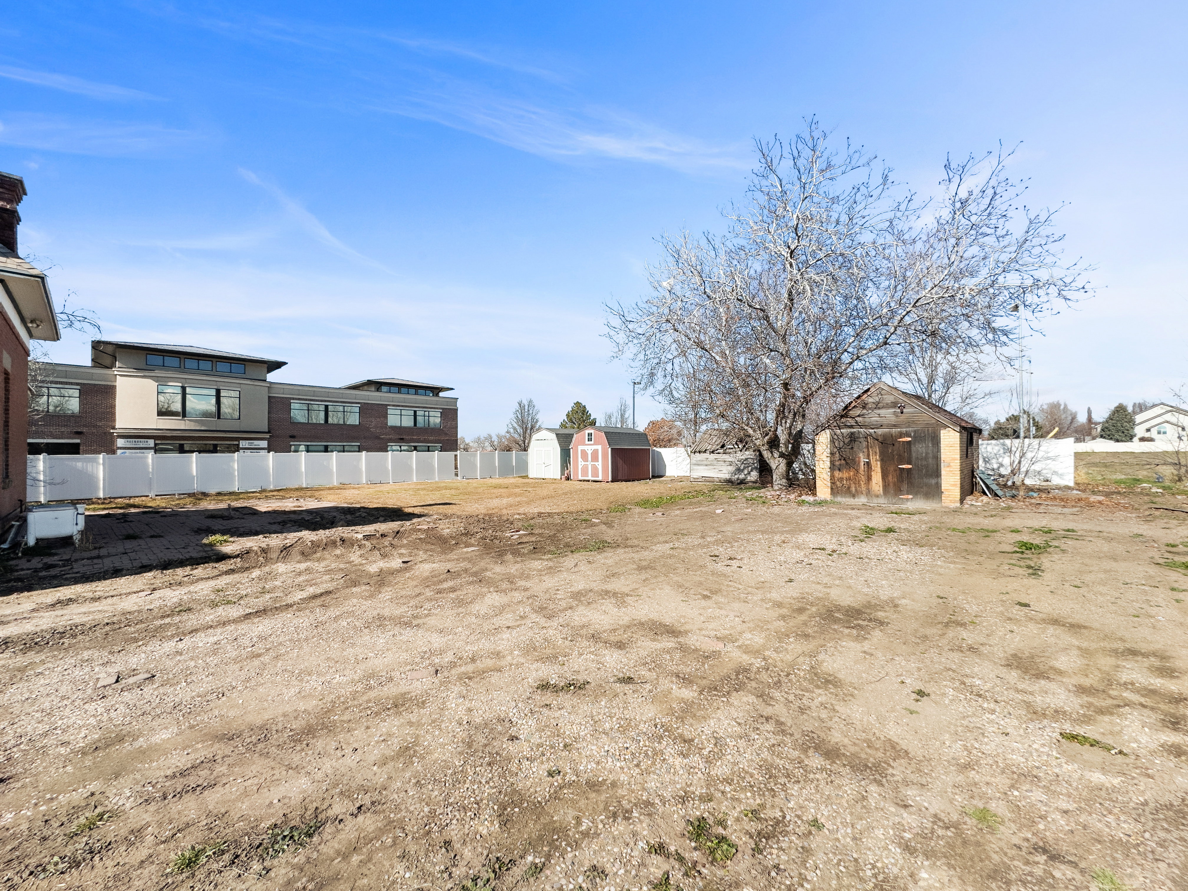 View of yard featuring a sheds
