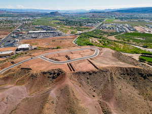 Aerial view of property's location featuring a mountain backdrop