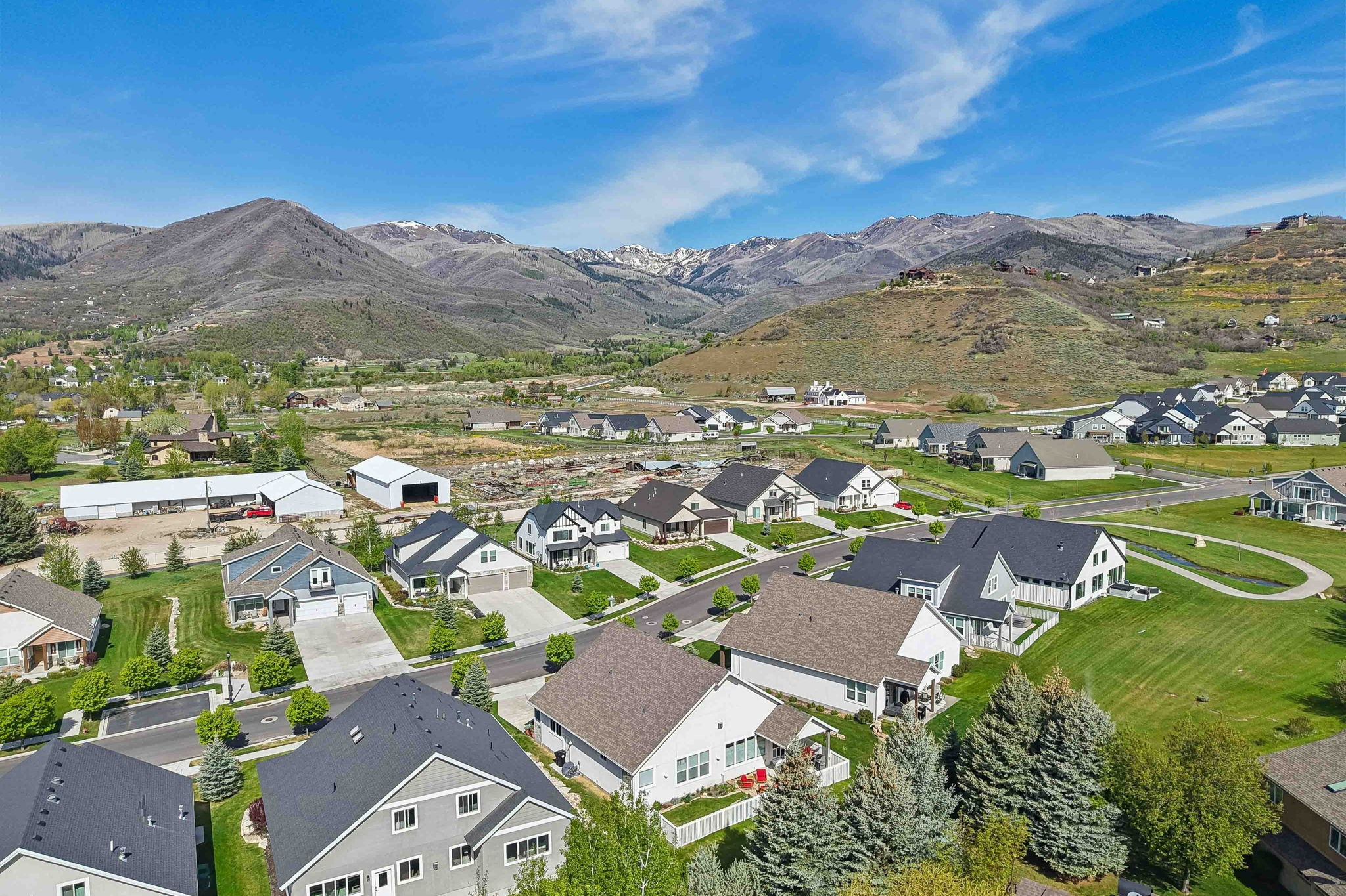Expansive neighborhood setting featuring a mix of single-family residences