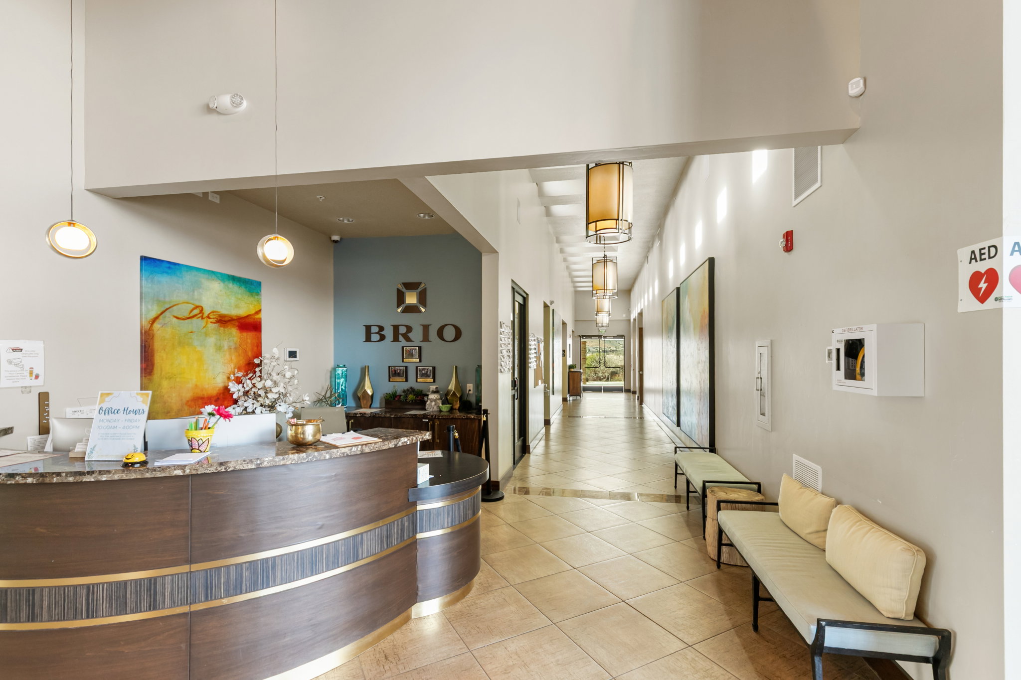 Welcome area with a high ceiling
