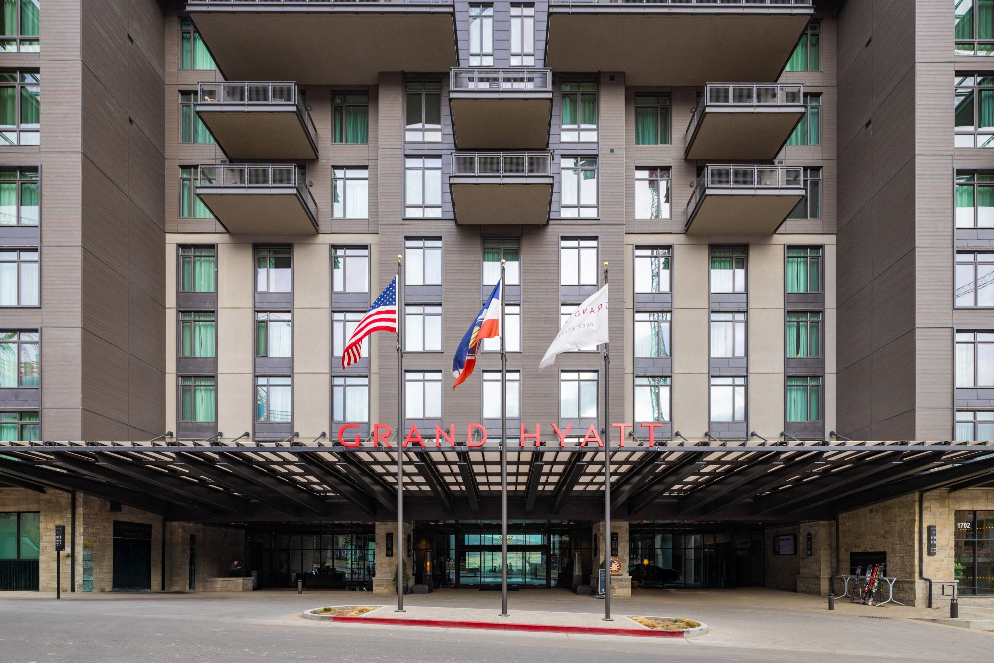 View of apartment building / complex