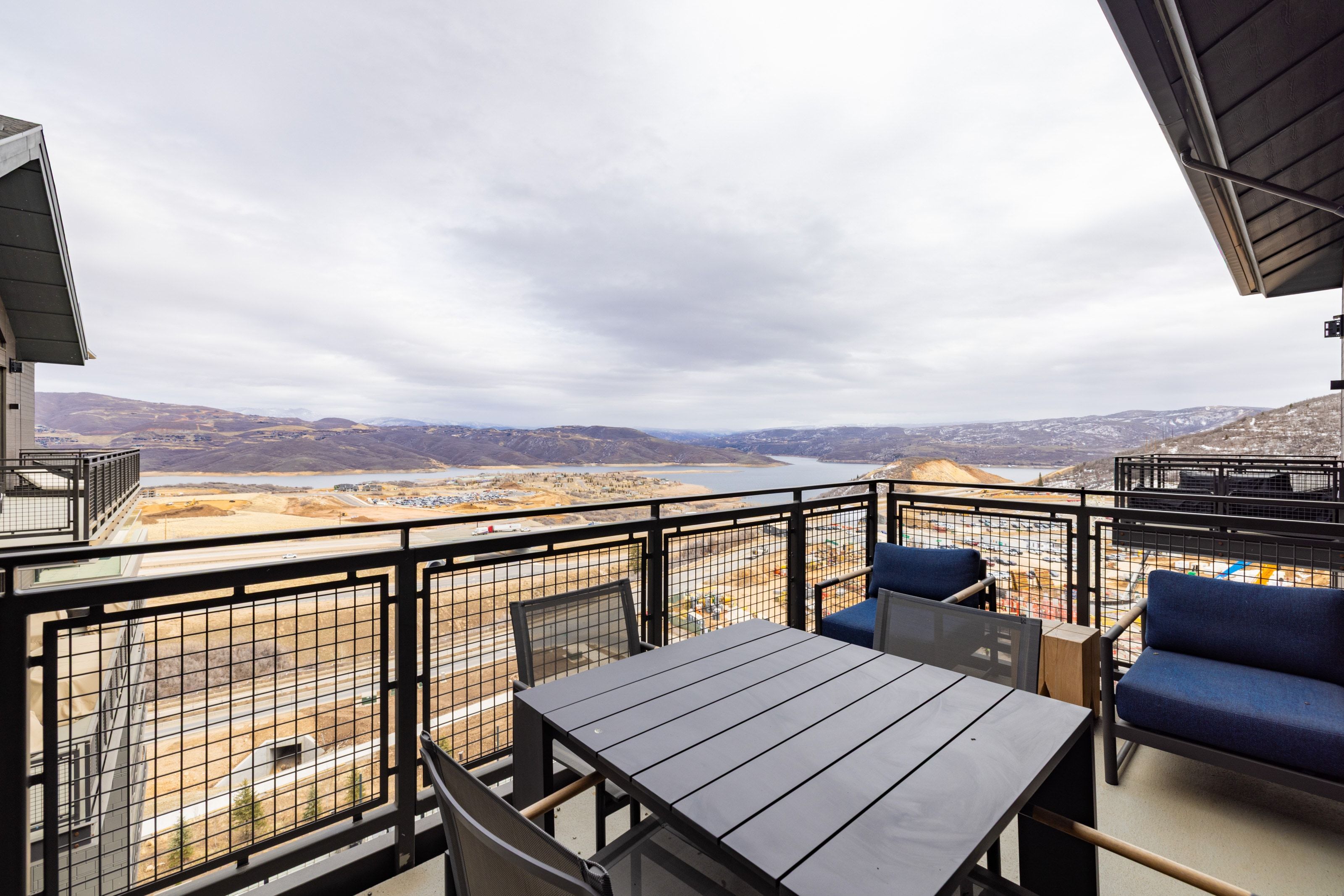 Balcony with a mountain view and outdoor dining area