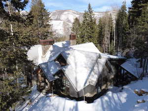 Snowy aerial view featuring a mountain view