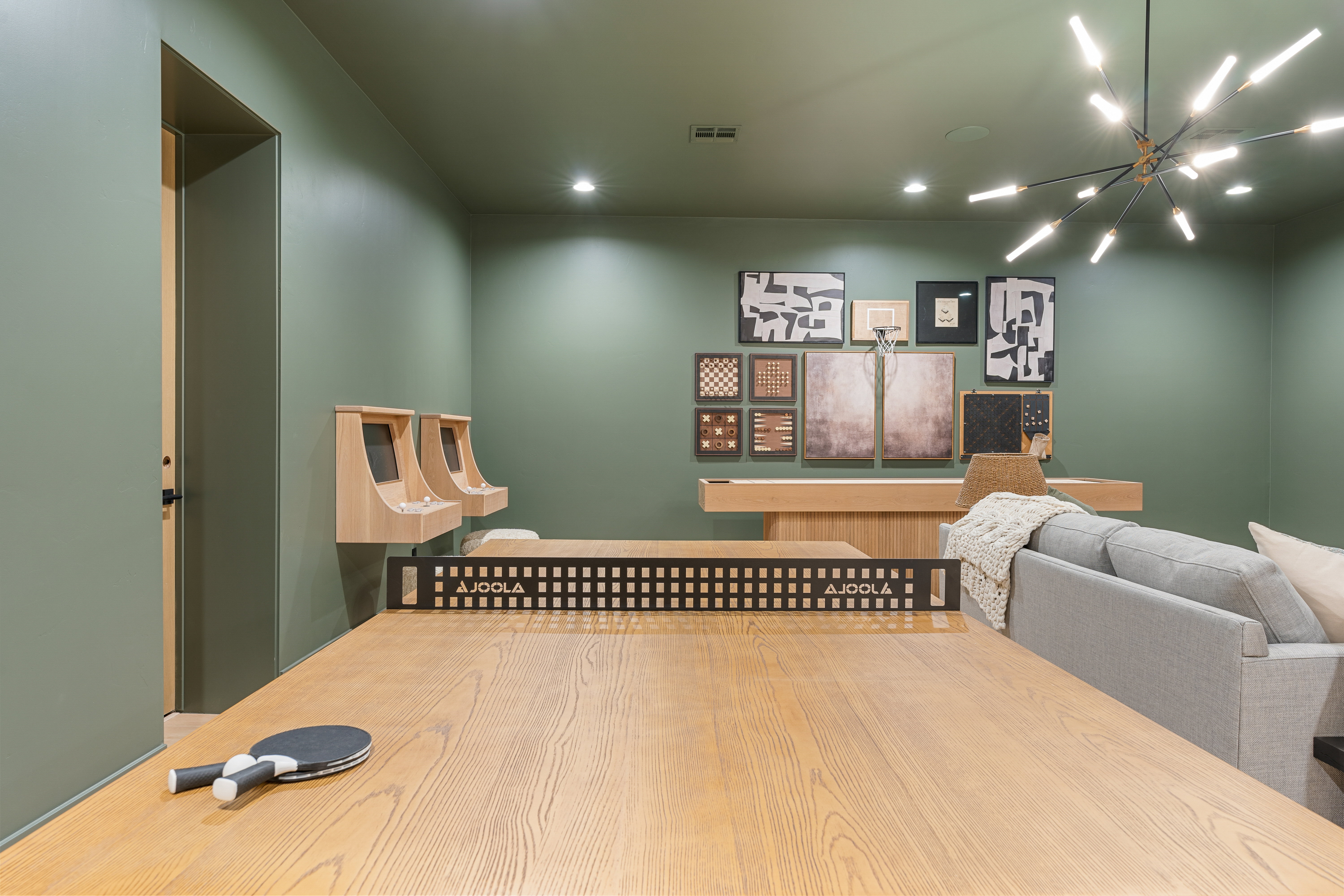 Recreation room with hanging lights
