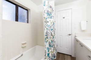 Full guest bathroom with shower/tub combination