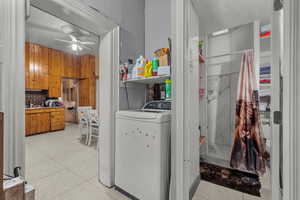 Laundry area featuring washer / clothes dryer and a ceiling fan