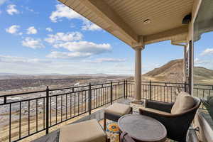 Balcony featuring a mountain view