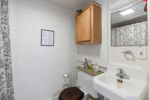 Cottage full bath with toilet and a shower with curtain