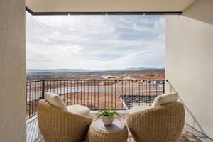 Balcony featuring a mountain view