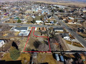 Aerial view of residential area featuring property parcel outlined
