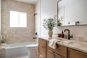 Full bath with vanity and washtub / shower combination