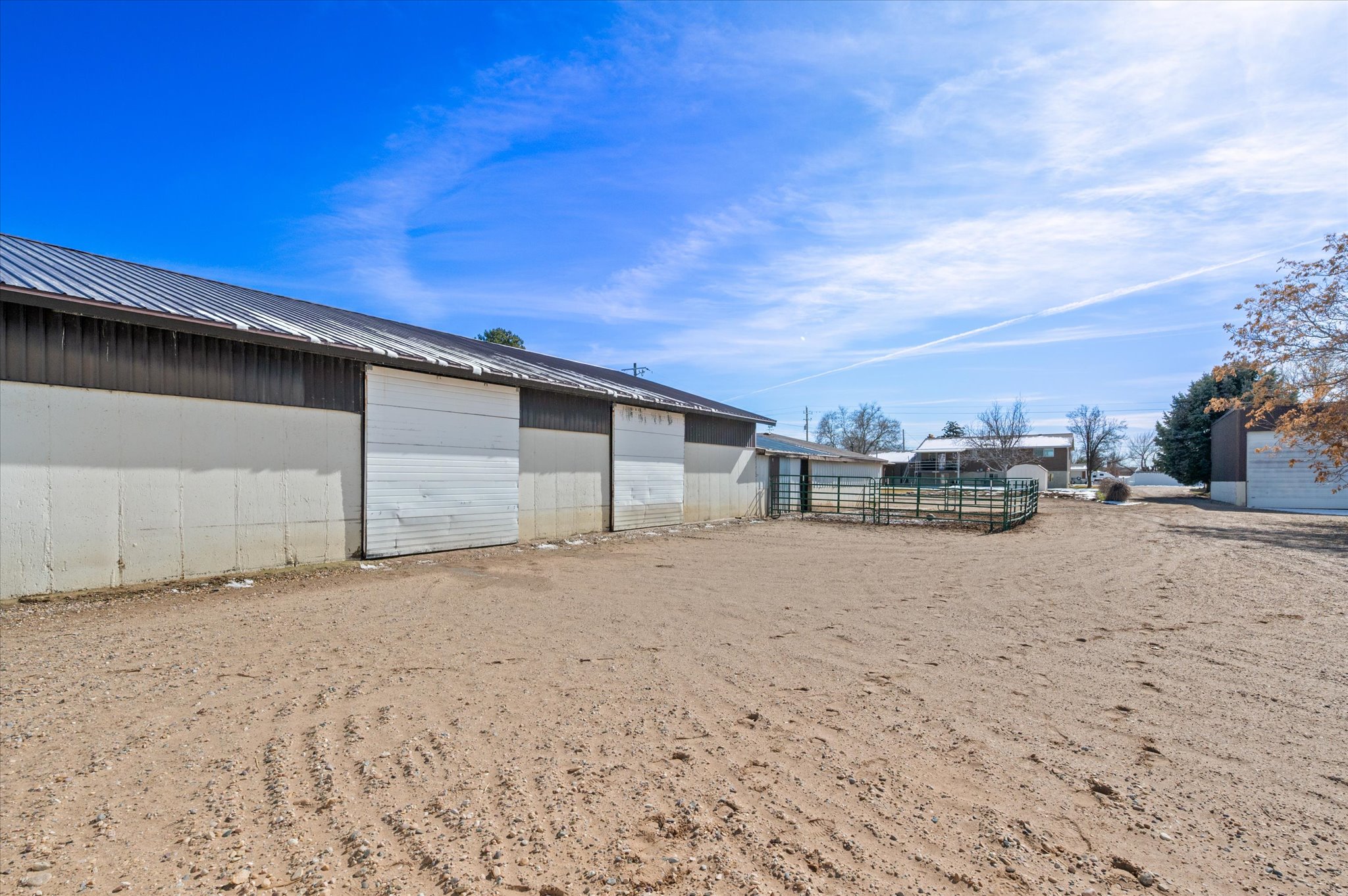 View of yard featuring an outbuilding