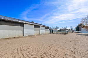 View of yard featuring an outbuilding