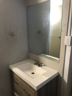1 bedroom bathroom