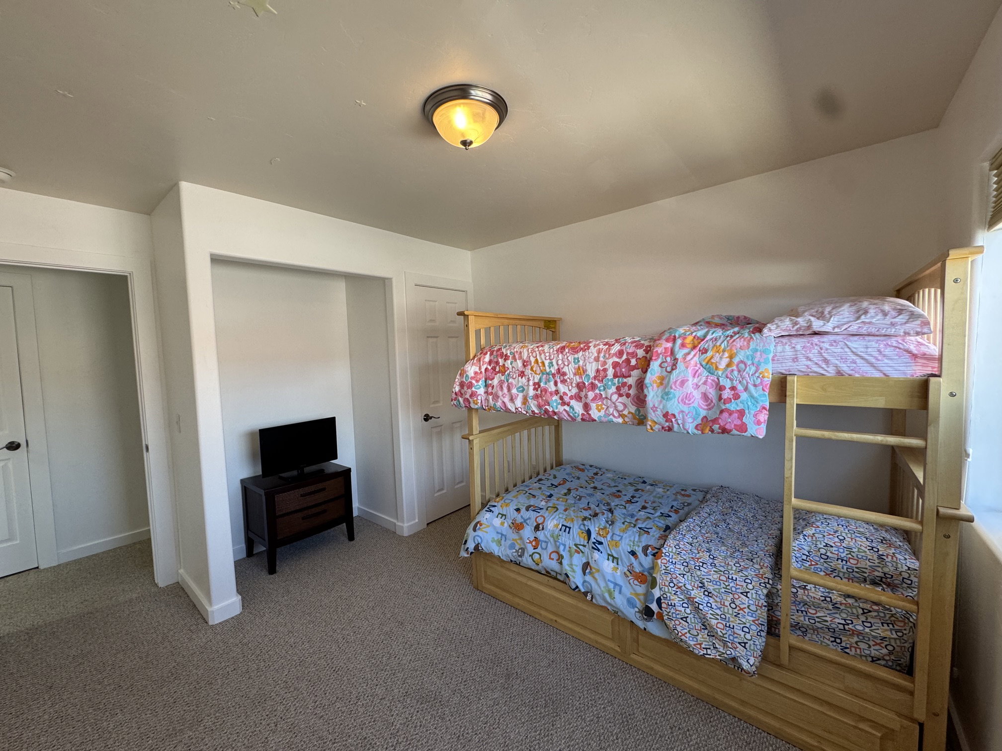 Guest bedroom with bunk beds and mountain views