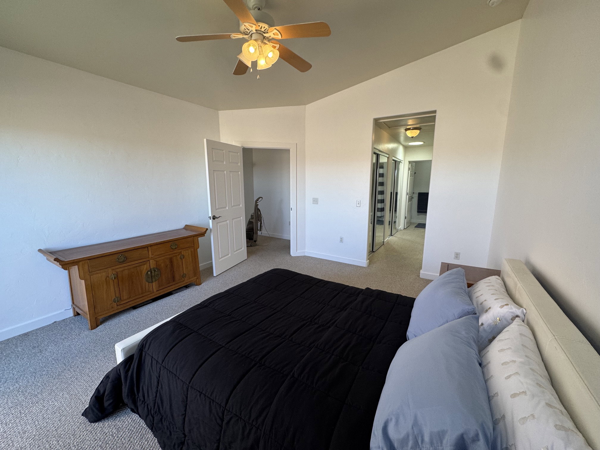 Vaulted ceiling with a ceiling fan and light fixture