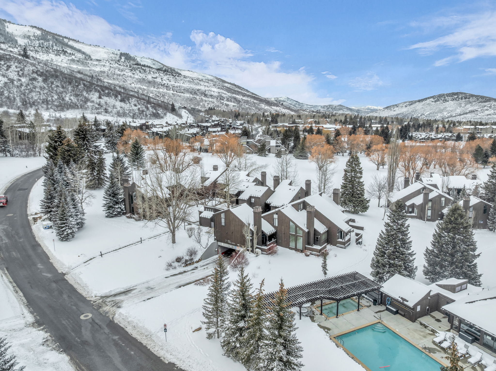 Snowy aerial view with a mountain view