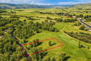 View of property location featuring property boundaries highlighted and a mountain backdrop