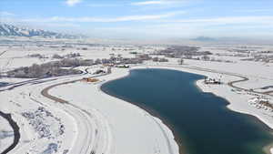 Snowy aerial view featuring a mountain view