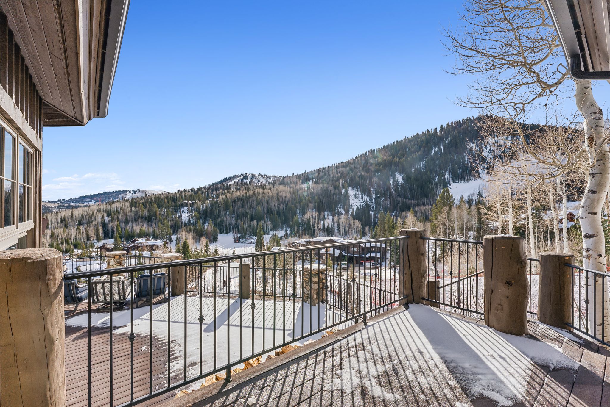 Balcony featuring a mountain view