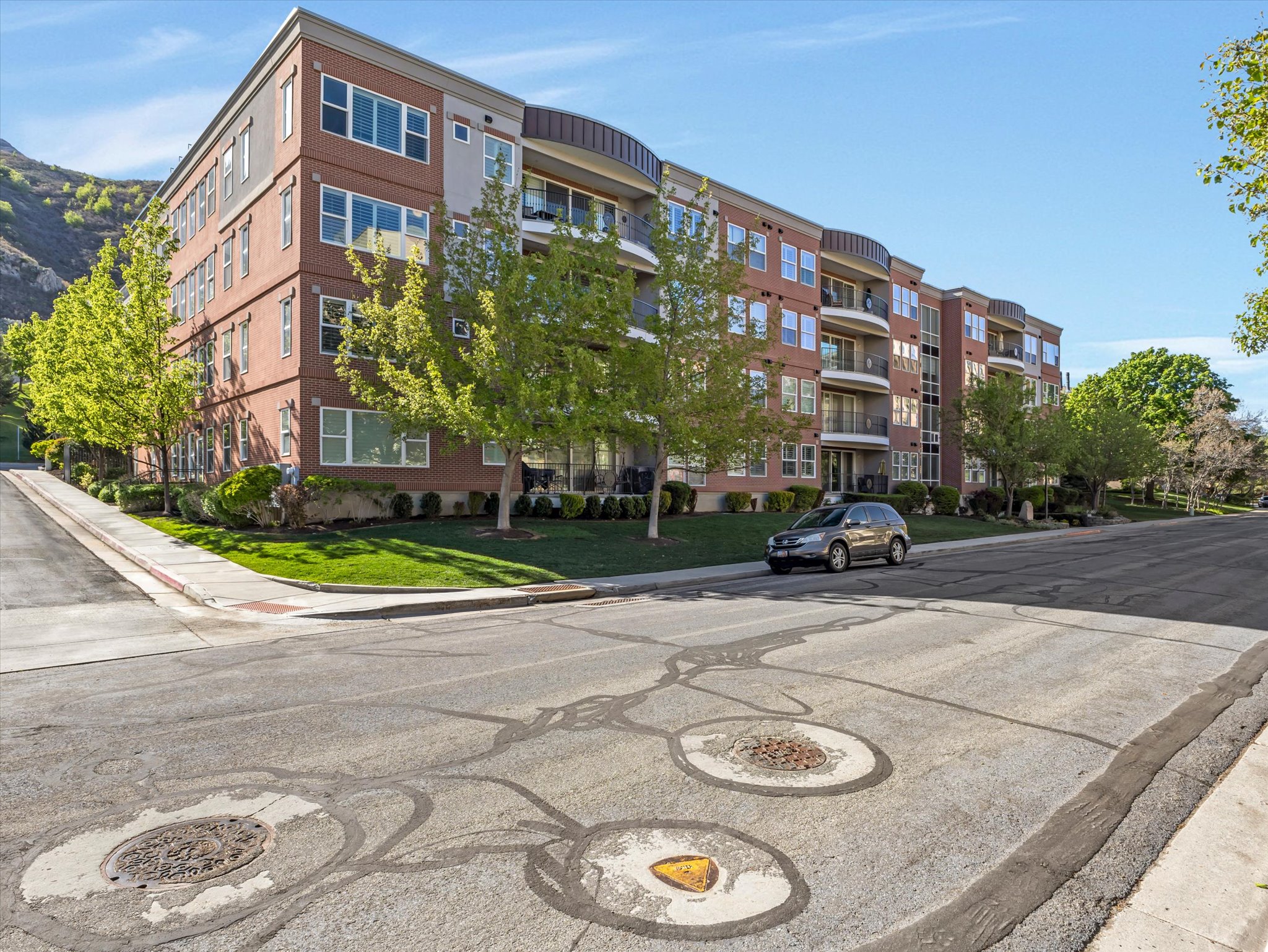 View of apartment building / complex