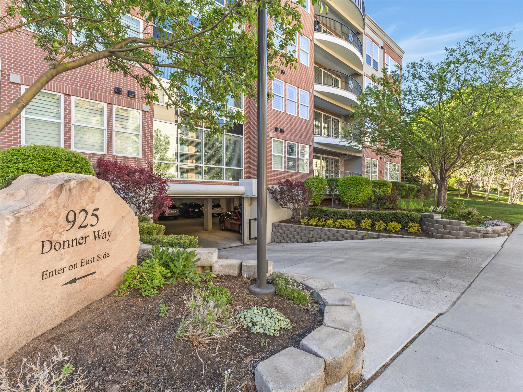 View of apartment building / complex