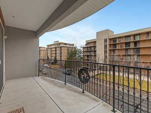 Large balcony with view on Donner Way.