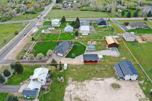 Aerial view of residential area featuring property parcel outlined