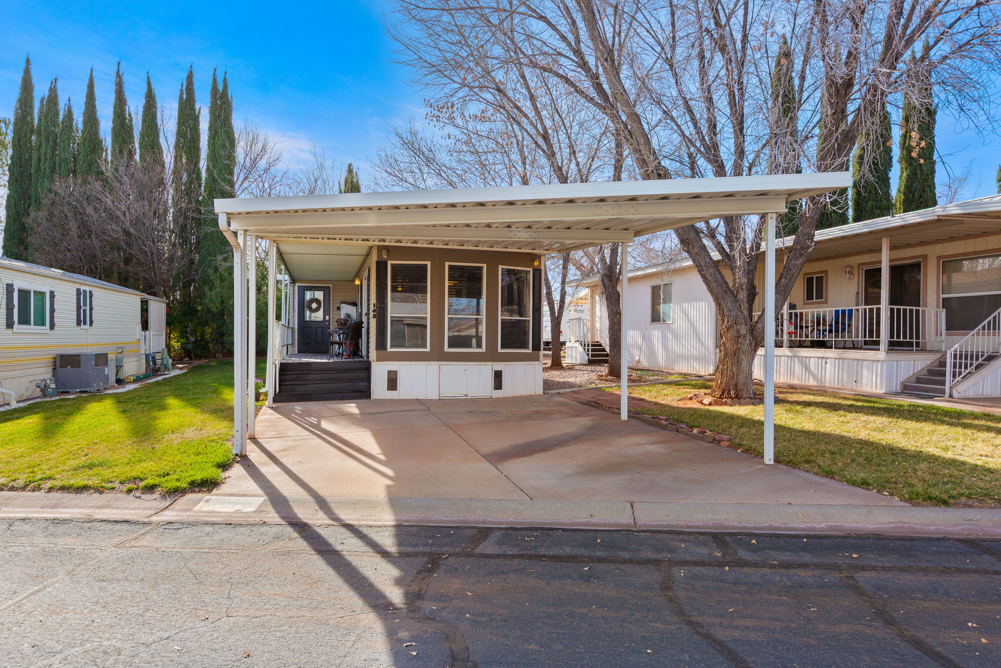 Manufactured / mobile home featuring a front yard and a porch