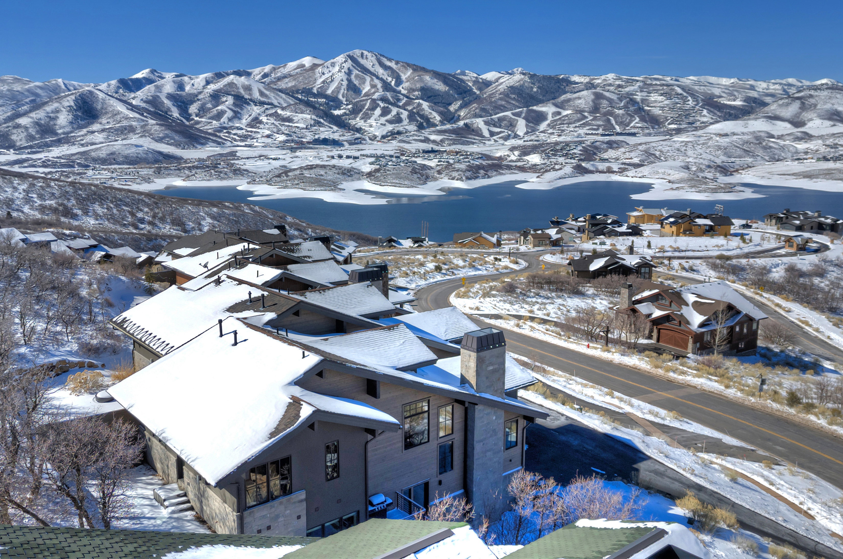Snowy aerial view with a mountain view