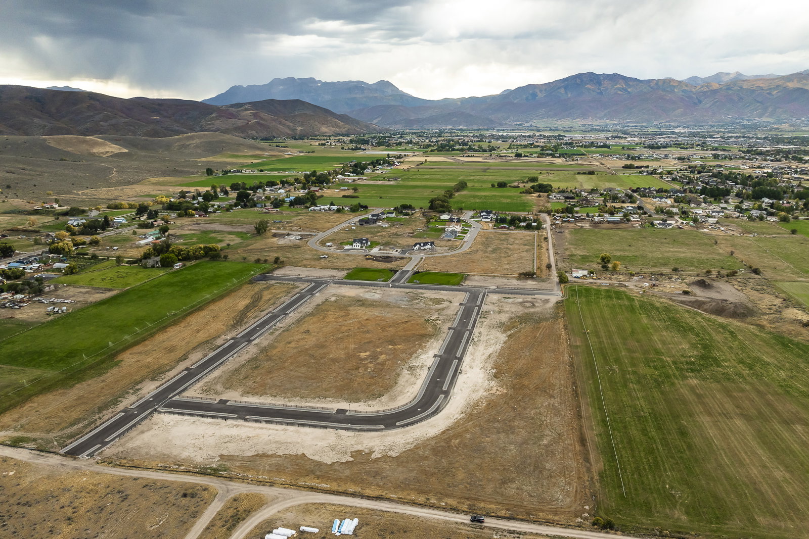Aerial view of sparsely populated area with mountains
