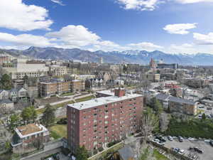 City view featuring a mountain backdrop