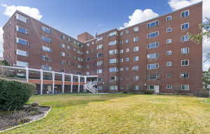View of apartment building / complex