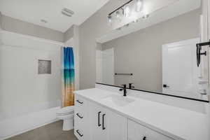 Full bath with vanity and shower / tub combo