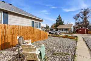 View of yard featuring an outdoor structure and a residential view