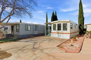 Manufactured / mobile home featuring concrete driveway
