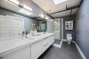 Primary bedroom bathroom