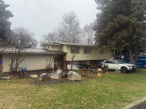View of front facade with a front yard