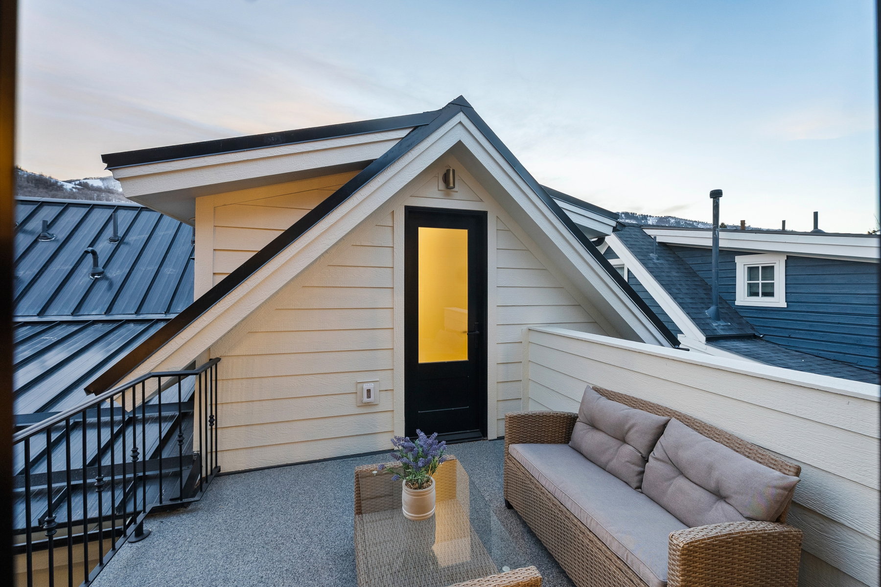 Entrance to property with an outdoor lounge area