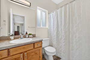 Full guest/hall bathroom