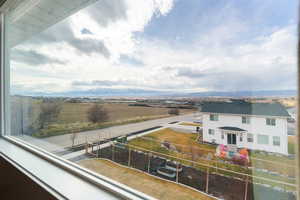 Balcony featuring a mountain view